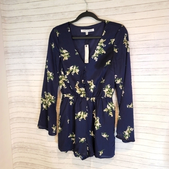 REVOLVE Cupcakes & Cashmere NAVY FLORAL LONG SLEEVE Romper, SZ SMALL - Picture 1 of 7